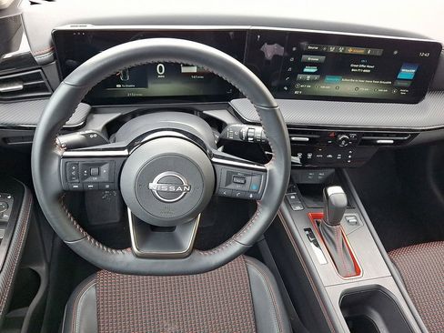 Used 2025 Nissan Kicks SR image 12