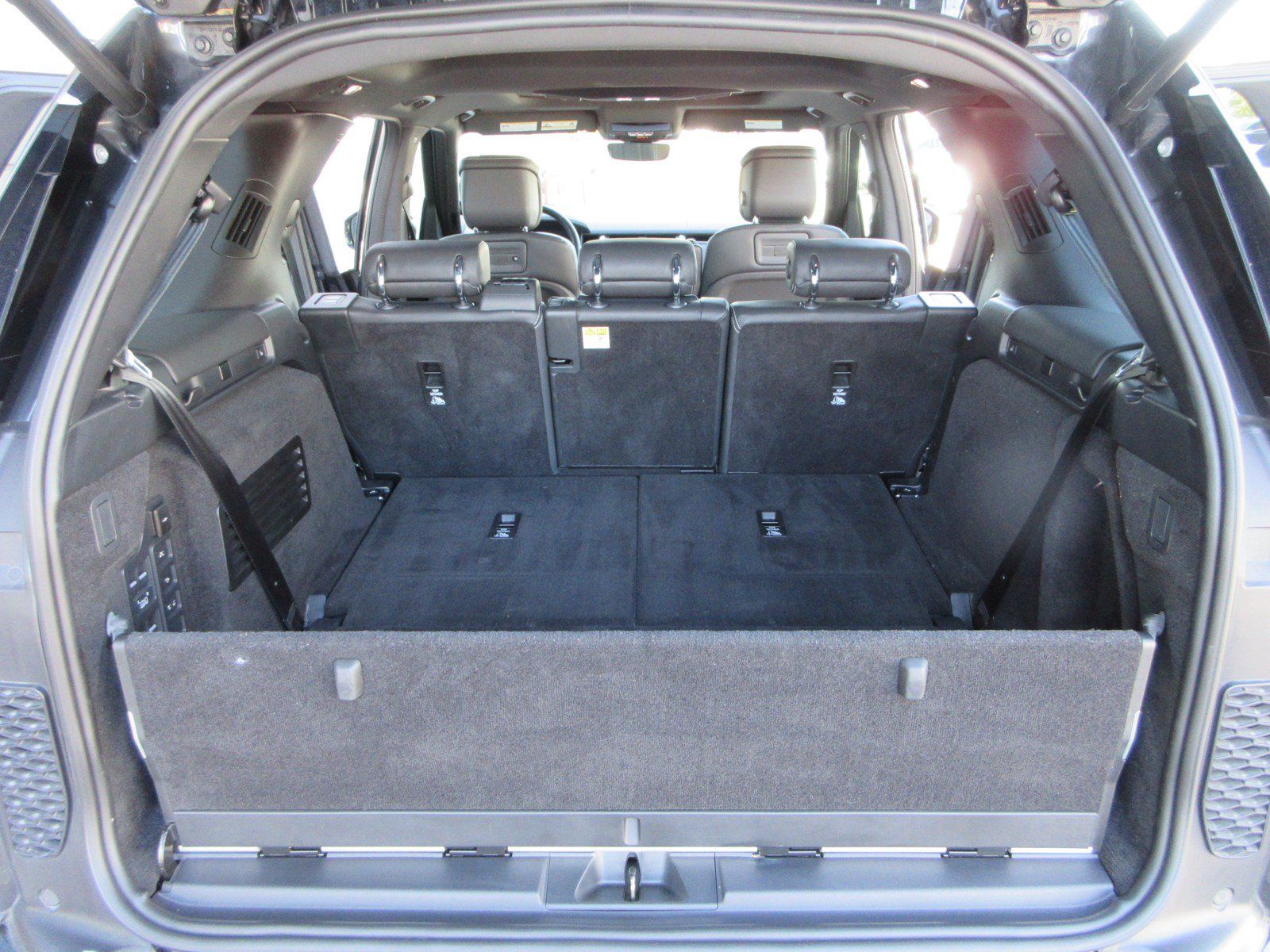 Used 2023 Land Rover Discovery Metropolitan Edition AWD/4WD image 57