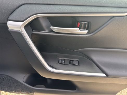 Used 2023 Toyota RAV4 SE image 32