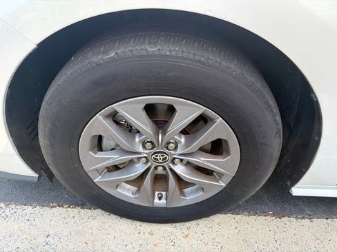 Used 2024 Toyota Sienna XLE FWD image 7
