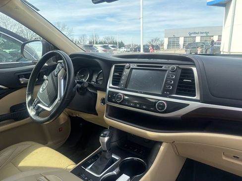 Used 2015 Toyota Highlander Limited image 3