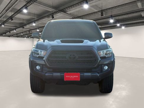 Used 2016 Toyota Tacoma TRD Sport image 18