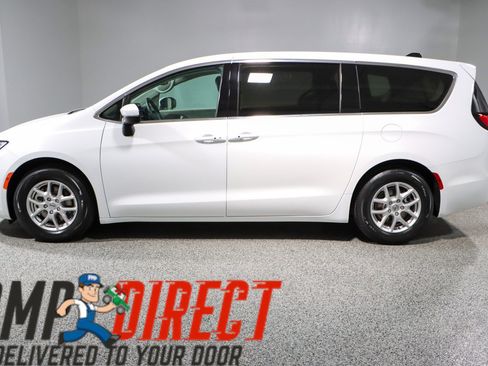 Used 2023 Chrysler Pacifica Touring-L FWD image 10