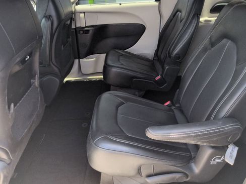 Used 2023 Chrysler Pacifica Touring-L FWD image 20