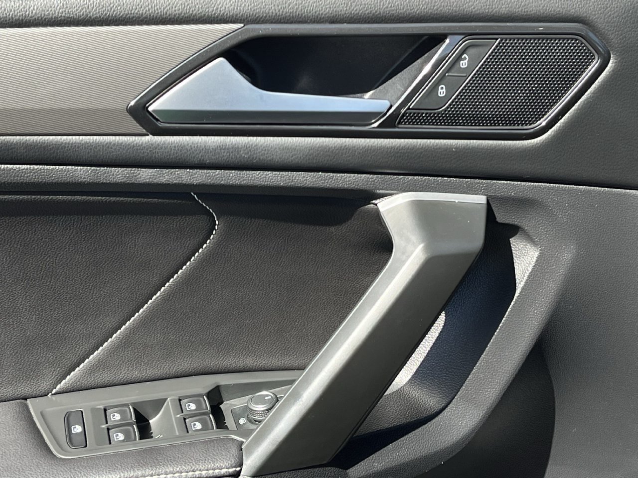 Used 2024 Volkswagen Tiguan SE w/ Panoramic Sunroof Package FWD image 21