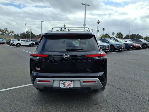 Used 2023 Nissan Pathfinder SL w/ Black Appearance Package image 4