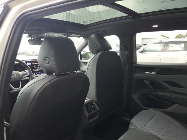 New 2026 Volkswagen Tiguan SE R-Line FWD image 17