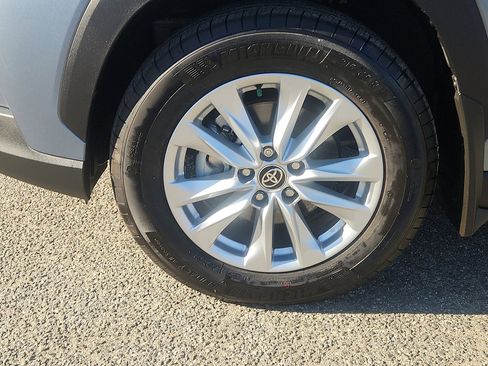 Used 2025 Toyota Corolla Cross LE image 8