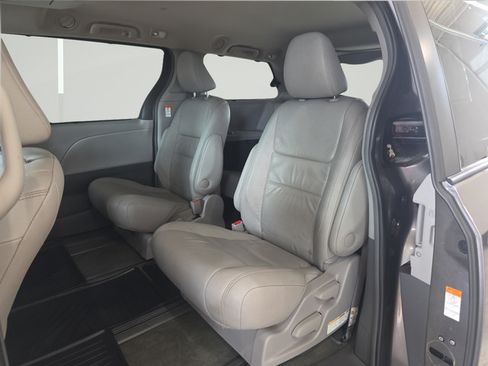 Used 2017 Toyota Sienna XLE Premium AWD/4WD image 24
