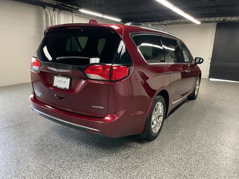 Used 2017 Chrysler Pacifica Limited FWD image 5