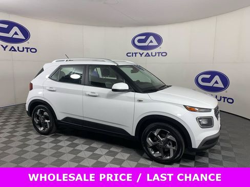 Used 2025 Hyundai Venue SEL FWD image 1