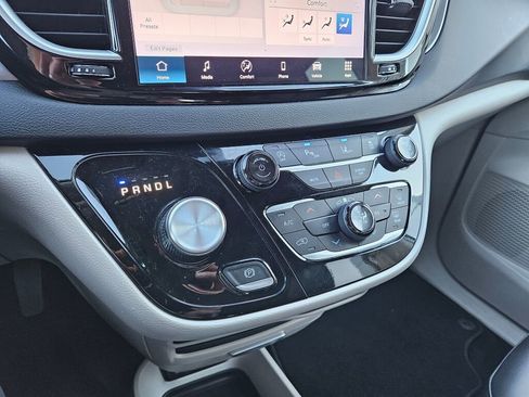 Used 2024 Chrysler Pacifica Touring-L image 24