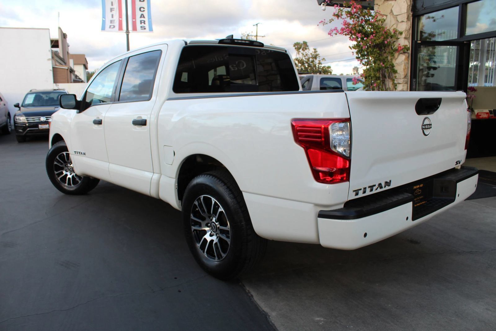 Used 2023 Nissan Titan SV RWD image 3