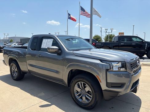 Used 2025 Nissan Frontier SV RWD image 8
