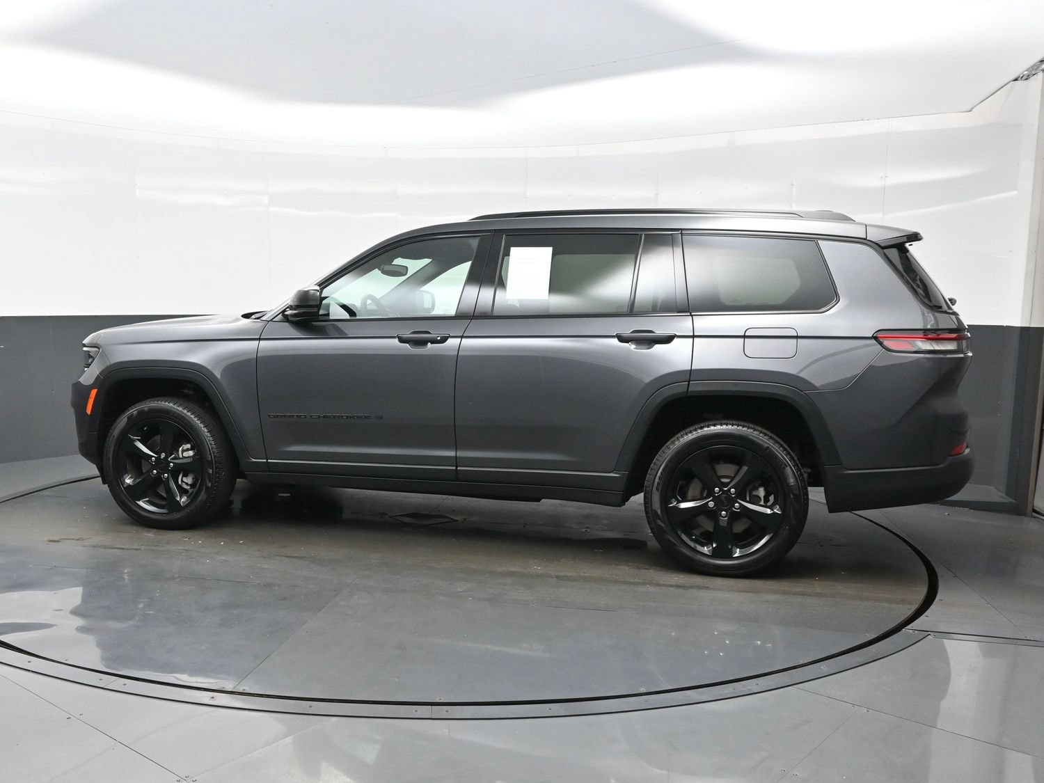 Used 2024 Jeep Grand Cherokee L Limited w/ Black Appearance Package AWD/4WD image 3