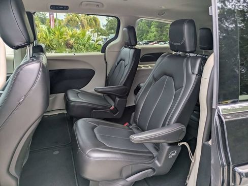 Used 2024 Chrysler Pacifica Touring-L FWD image 15