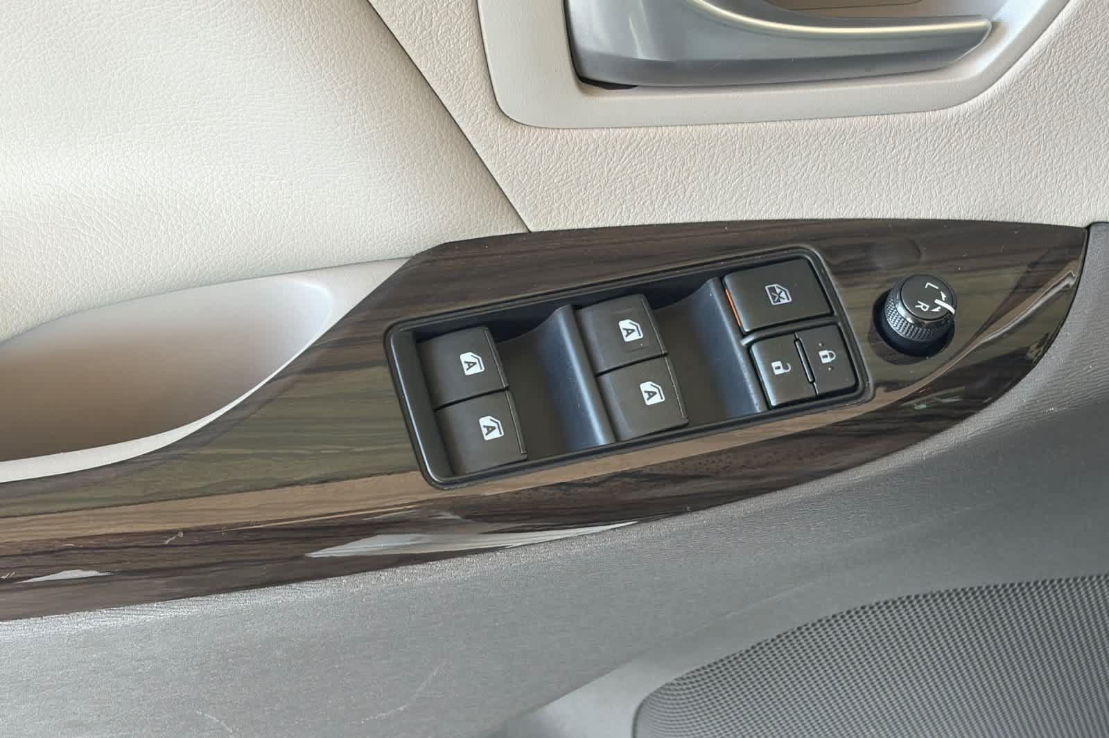 Used 2016 Toyota Sienna XLE w/ XLE Navigation Package FWD image 13