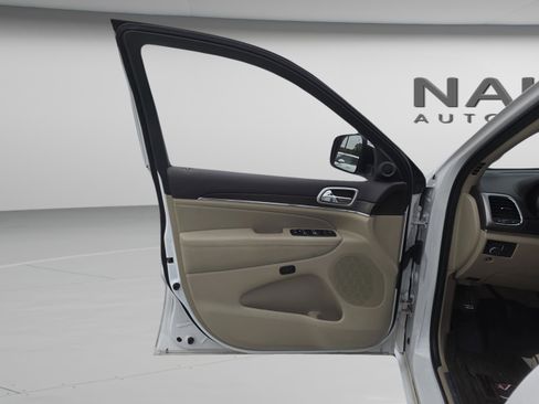 Used 2018 Jeep Grand Cherokee Overland image 26