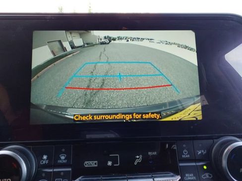 Used 2023 Toyota Highlander XLE FWD image 16