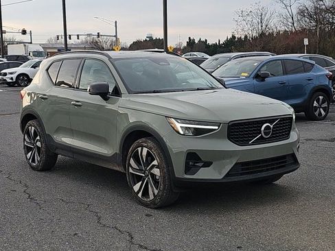 Certified 2023 Volvo XC40 B5 Plus w/ Climate Package image 1