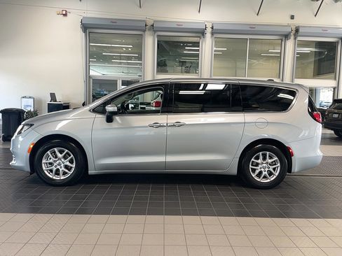 Used 2023 Chrysler Voyager LX FWD image 4