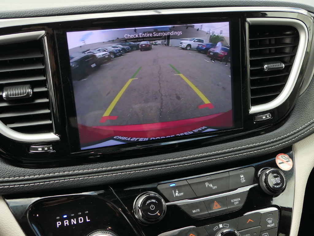 Used 2024 Chrysler Pacifica Limited FWD image 17