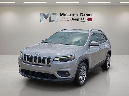 Used 2019 Jeep Cherokee Latitude Plus FWD image 2