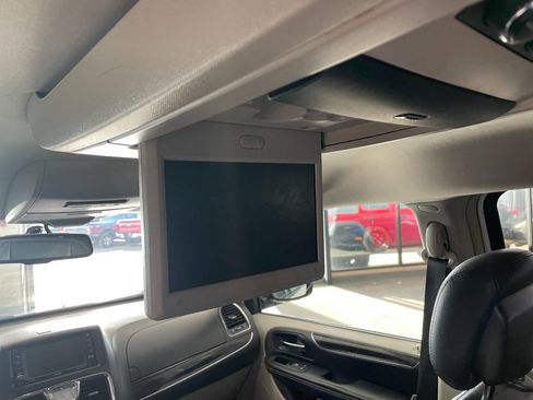 Used 2016 Chrysler Town & Country Touring image 24