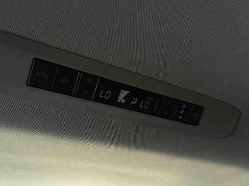 Used 2025 Toyota Sienna XLE FWD image 36