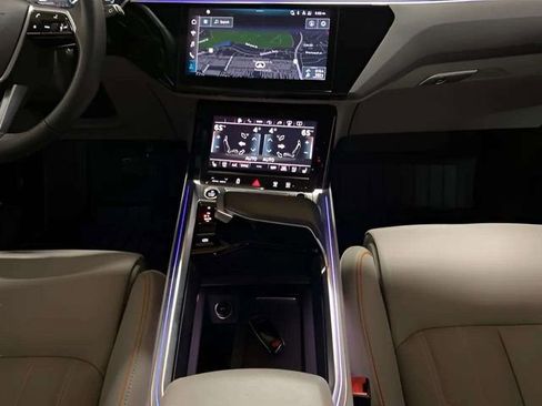 Used 2024 Audi Q8 e-tron Prestige w/ Prestige Package image 15