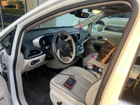 Used 2018 Chrysler Pacifica Limited w/ Advanced Safetytec Group FWD image 9