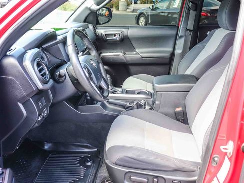 Used 2020 Toyota Tacoma TRD Sport w/ Technology Package RWD image 18
