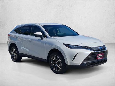 Certified 2022 Toyota Venza LE image 3