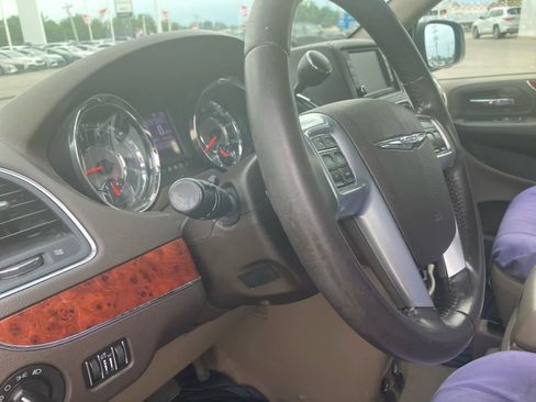 Used 2013 Chrysler Town & Country Touring FWD image 9