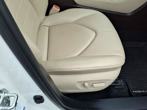 Used 2021 Toyota Highlander XLE AWD/4WD image 18