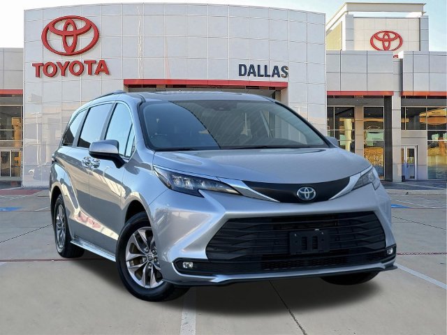 Certified 2025 Toyota Sienna XLE FWD image 1