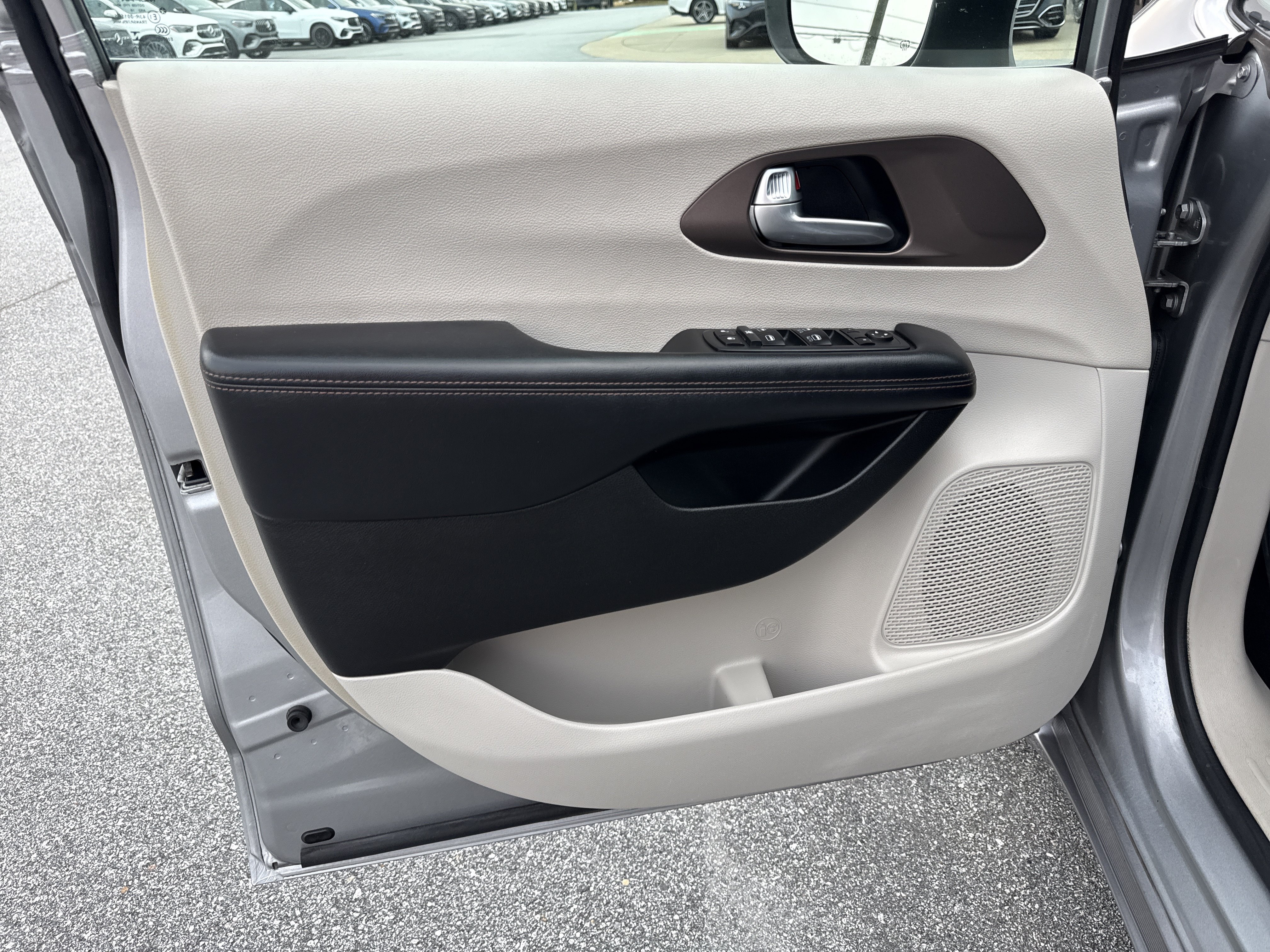 Used 2017 Chrysler Pacifica LX FWD image 16