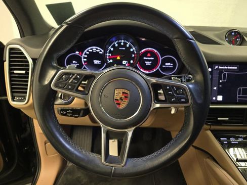Used 2023 Porsche Cayenne Platinum Edition image 6