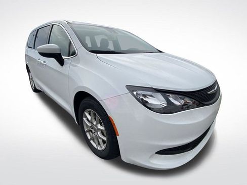 Used 2023 Chrysler Voyager LX image 13