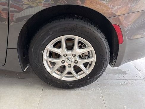 Used 2023 Chrysler Pacifica Touring-L image 15