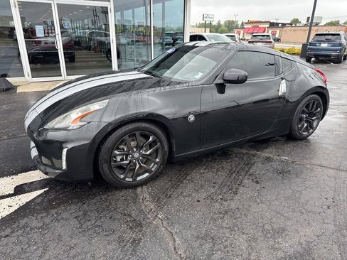 Used 2018 Nissan 370Z Touring RWD image 2