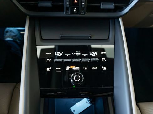 Certified 2025 Porsche Macan 4S Electric AWD/4WD image 19
