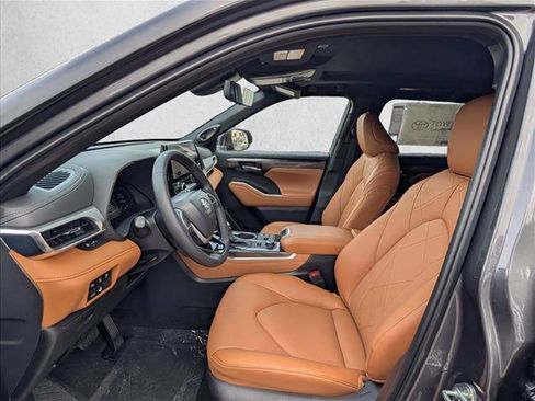New 2025 Toyota Highlander Platinum image 13