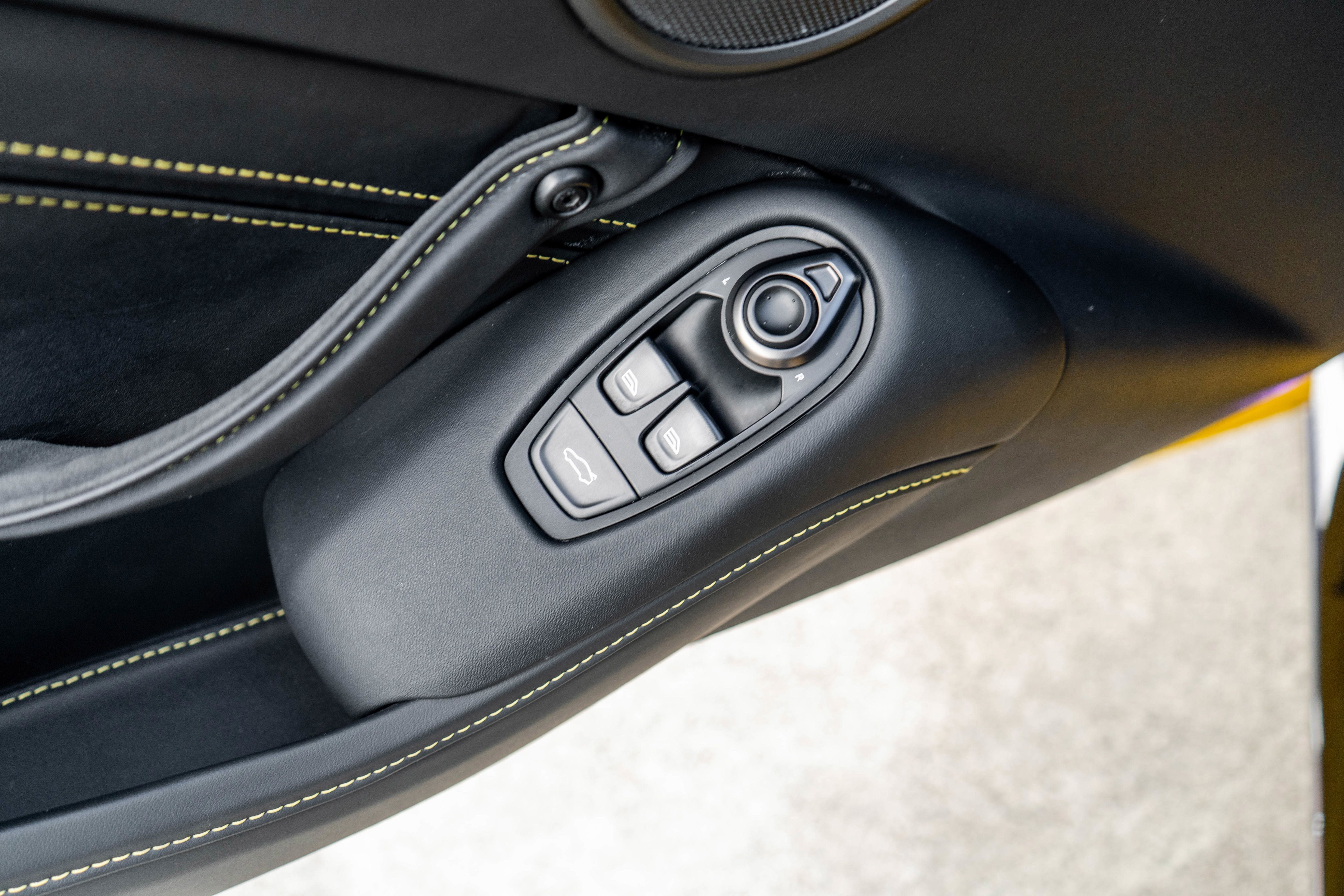 Used 2023 Aston Martin V8 Vantage Coupe RWD image 14