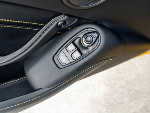 Used 2023 Aston Martin V8 Vantage Coupe image 14