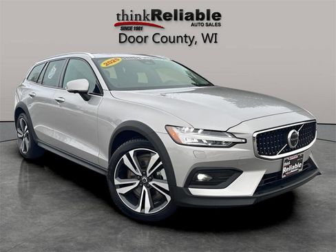 Used 2025 Volvo V60 B5 Cross Country Plus image 7