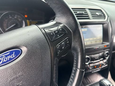Used 2017 Ford Explorer XLT w/ Equipment Group 202A FWD image 40
