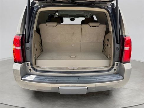 Used 2018 Chevrolet Tahoe LT w/ Luxury Package RWD image 17