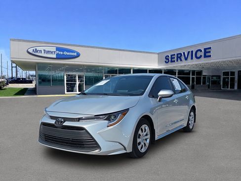 Used 2026 Toyota Corolla LE FWD image 4