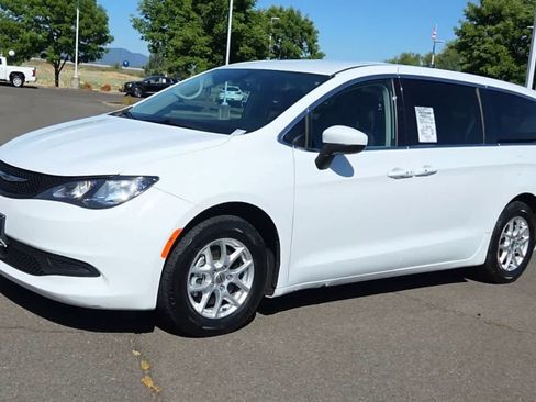 Used 2022 Chrysler Voyager LX FWD image 4